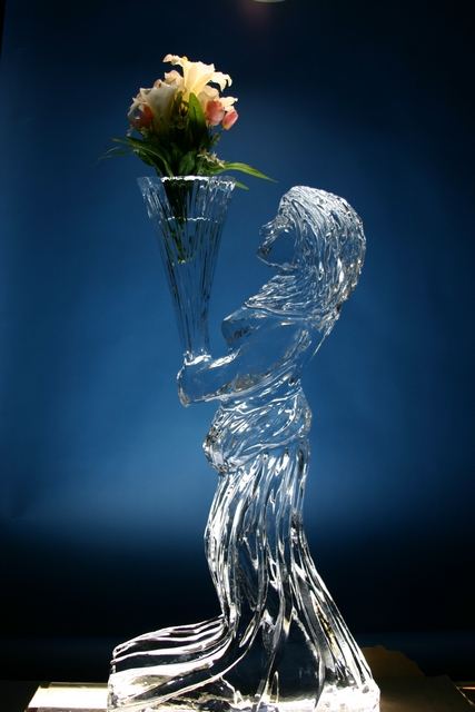 GP7- Lady with flower vase 1block